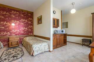 Гостиница Печоры-Парк Печоры Трехместный номер с собственной ванной комнатой-1